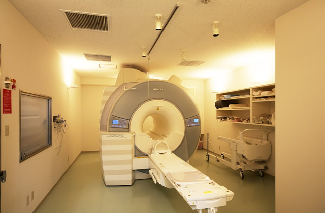 写真：MRI磁気共鳴断層撮影装置